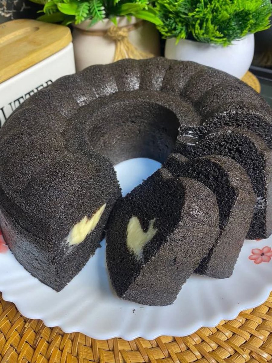 juyeosi's tweet photo. bolu ketan hitam apa bolu pandan nih? https://t.co/WlRmedkONl