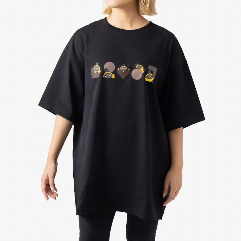 LOVOT_official's tweet photo. ＼👕LOVOT 絵文字Tシャツ（ヒト用）／
➡︎https://t.co/3F7MQqlr5D

LINE絵文字で大人気のLOVOTたちが、Tシャツになって登場！フロントはロゴと遊ぶLOVOTたち、バックにはネストから元気いっぱいに飛び出すLOVOTをデザインしました。

◎カラー：白・黒
◎サイズ：M・L・XL・XXL

▼受注販売 期間
2026年8月7日(金)12:00～8月20日(木)15:00

▼お届け
2026年11月上旬頃～順次発送
