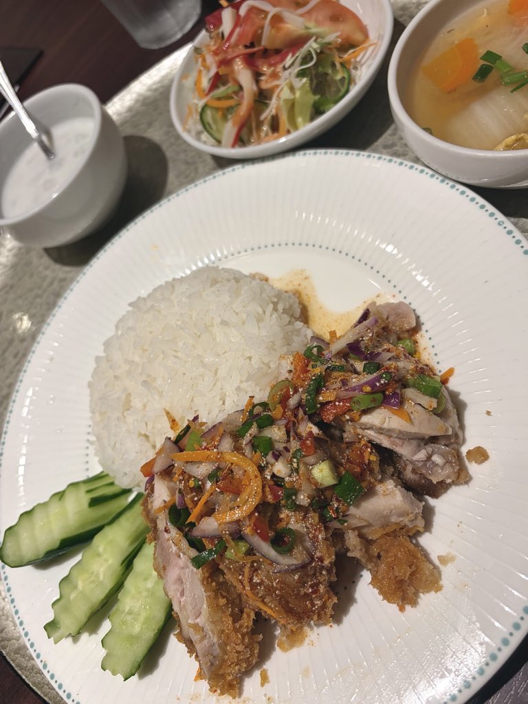 YONYON_1155's tweet photo. 🇹🇭JASMINE THAI
週替 揚げ鶏のハーブサラダライスセット🐔

ランチの週替で珍しいメニューが出ていたのでオーダー。
ナムトックのソースで揚げ鳥を和えたもので、油断してたらかなり酸っぱ辛くて汗と涙がw
ラープやナムトック好きなのでこのメニューは嬉しかったな。
ザクザク食感も良くて美味でした✨ https://t.co/QB8bHjBurV