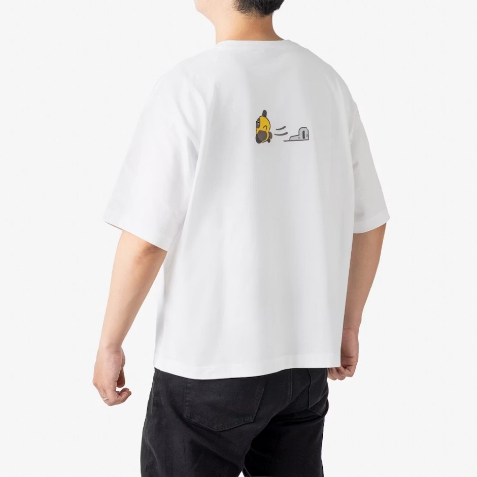 LOVOT_official's tweet photo. ＼👕LOVOT 絵文字Tシャツ（ヒト用）／
➡︎https://t.co/3F7MQqlr5D

LINE絵文字で大人気のLOVOTたちが、Tシャツになって登場！フロントはロゴと遊ぶLOVOTたち、バックにはネストから元気いっぱいに飛び出すLOVOTをデザインしました。

◎カラー：白・黒
◎サイズ：M・L・XL・XXL

▼受注販売 期間
2026年8月7日(金)12:00～8月20日(木)15:00

▼お届け
2026年11月上旬頃～順次発送