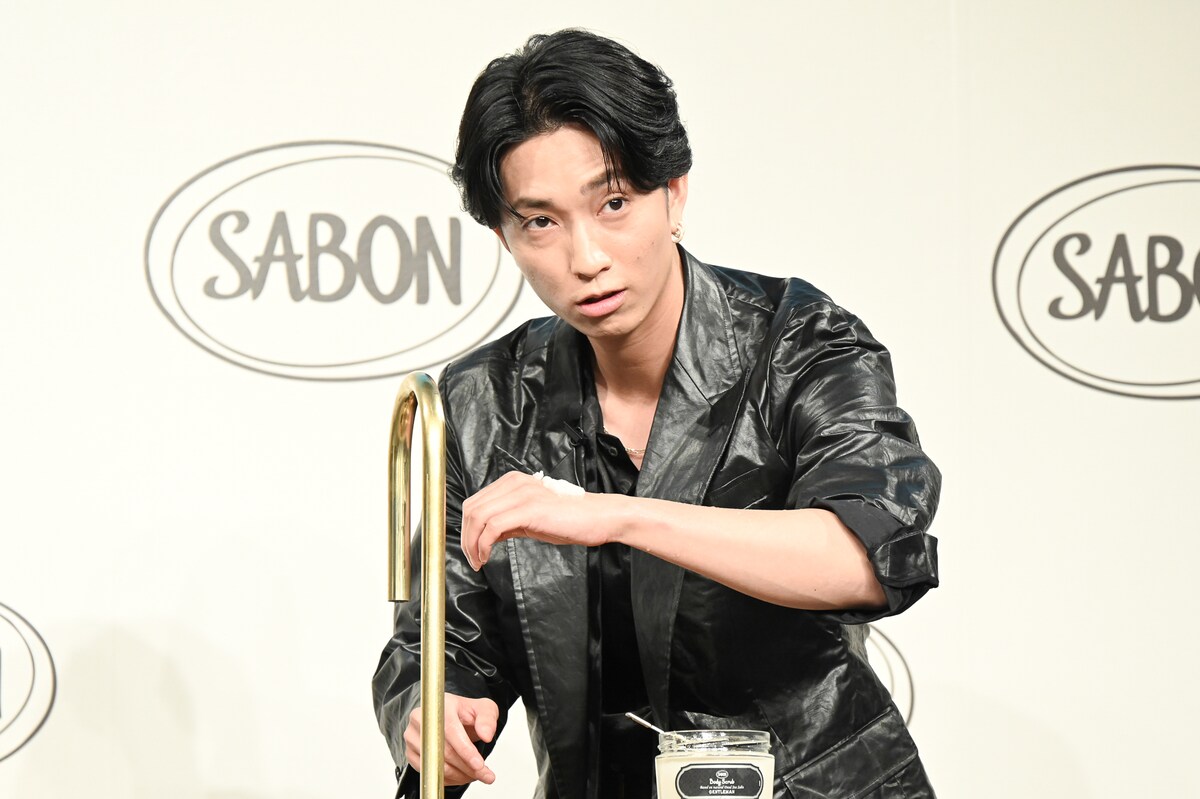 natalie_mu's tweet photo. ◯ CM発表会レポ（写真7枚） ◯

田中樹、SABONを使ってスベスベに🫧
“31歳のカサカサの手”と比較
https://t.co/N0abQws9Aa

記者陣に見出しを提案
「違うタイトルの媒体さんがいたらメモします」

#田中樹 #SixTONES https://t.co/65StCaYJLh