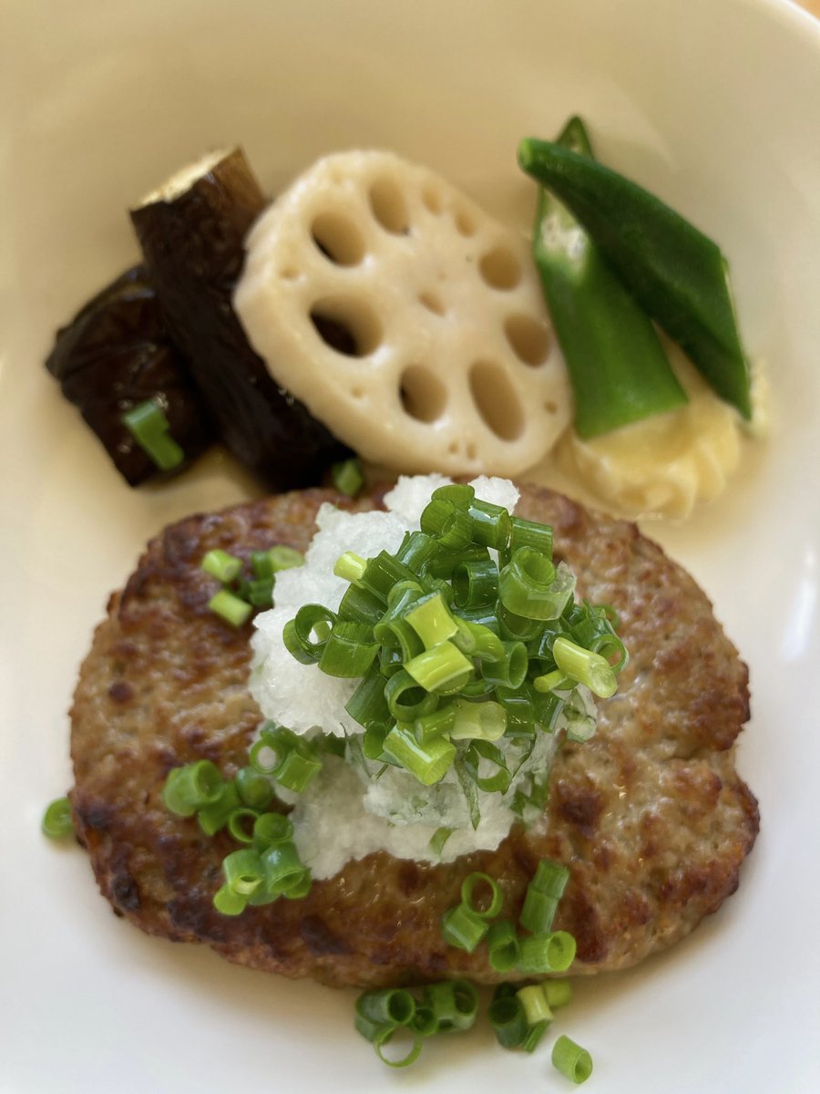 ranmanhanacafe's tweet photo. 今日のランチはおろしハンバーグ🍽️
投稿が遅くなりましたが、まだまだ営業中です✨
ご来店お待ちしております🙇

#安房医療福祉専門学校南房総校 
#南房総市 #花カフェ #らんまん  
#学生食堂 #ランチ #コーヒー  
#スイーツ #テイクアウト https://t.co/AZkVD8AThY