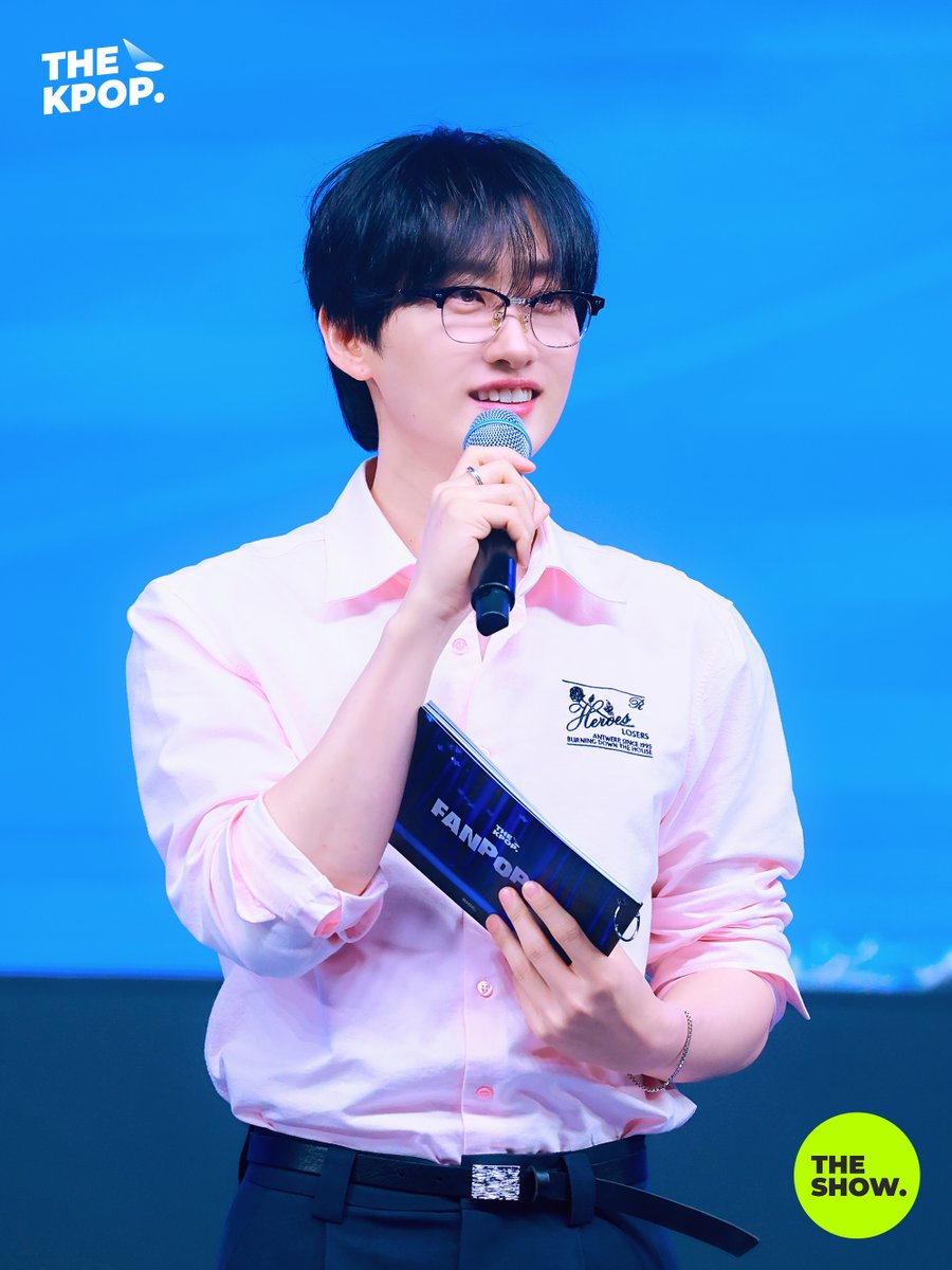 THEKPOP's tweet photo. [BEHIND PHOTO] FANPOPTY with idntt #팬팝티처 MC은혁 #EUNHYUK #은혁 #FANPOPTY #THESHOW #THEKPOP https://t.co/fmb83WvAoX