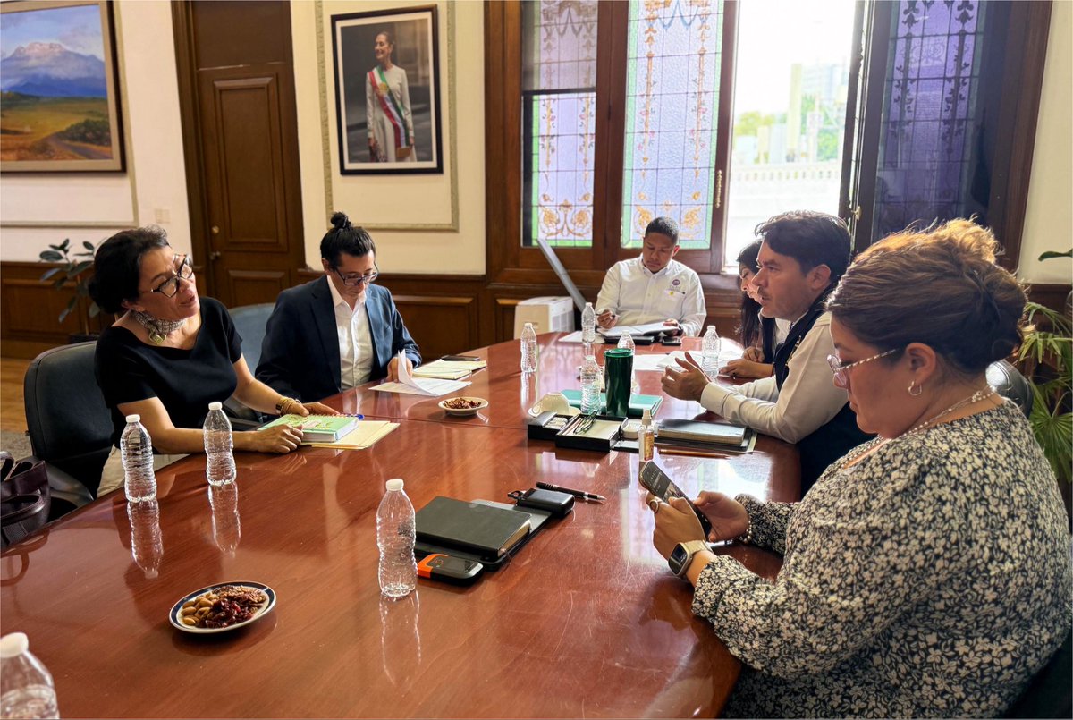 arturomedinap's tweet photo. Siguiendo las instrucciones de la Presidenta @Claudiashein y de la @rosaicela_  titular de la @SEGOB_mx , acompañados por Martha Lidia titular de la @Busqueda_MX  y Yuriria Rodríguez @Yuriddhh  de la @CEAVmex nos reunimos con Adriana Bahena representante del colectivo Los Otros Desaparecidos de Guerrero.

Durante este encuentro escuchamos las voces, necesidades y propuestas de las familias, y refrendamos nuestro compromiso de trabajar de manera cercana y coordinada con ellas.