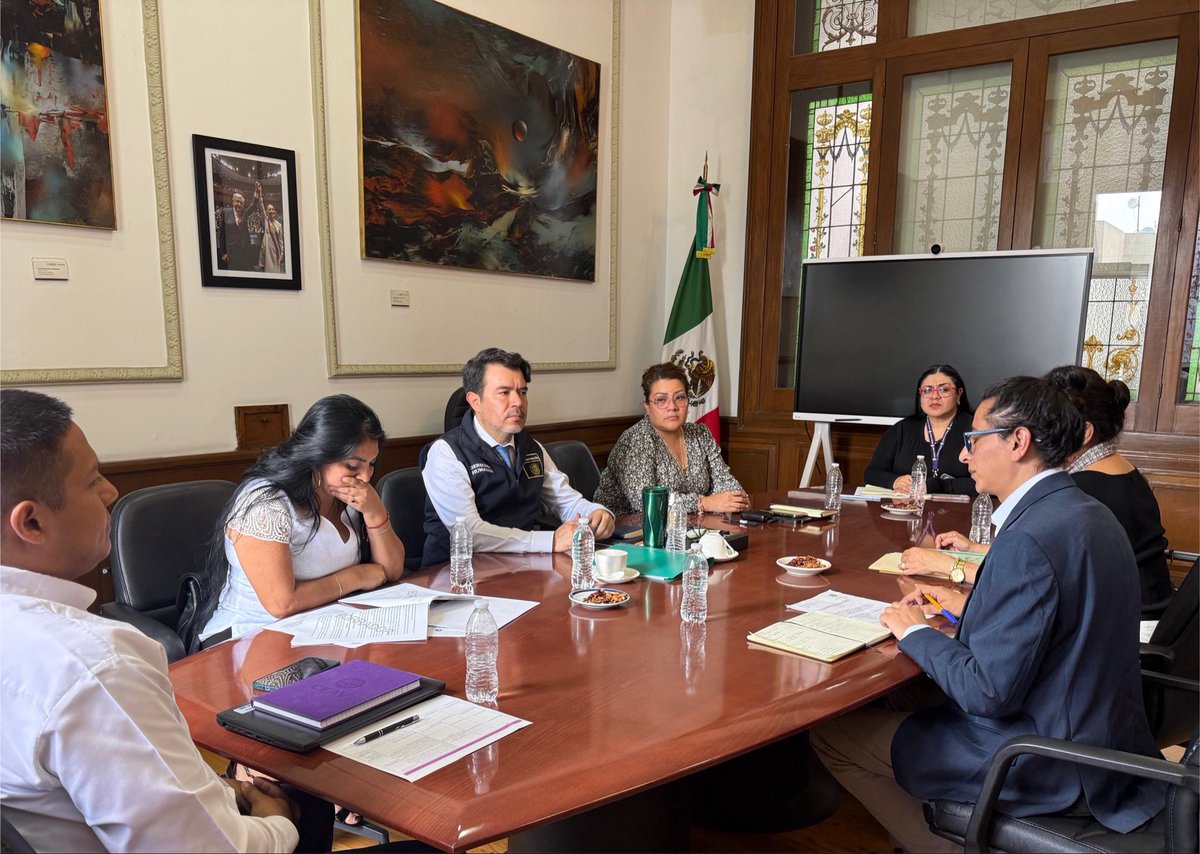 arturomedinap's tweet photo. Siguiendo las instrucciones de la Presidenta @Claudiashein y de la @rosaicela_  titular de la @SEGOB_mx , acompañados por Martha Lidia titular de la @Busqueda_MX  y Yuriria Rodríguez @Yuriddhh  de la @CEAVmex nos reunimos con Adriana Bahena representante del colectivo Los Otros Desaparecidos de Guerrero.

Durante este encuentro escuchamos las voces, necesidades y propuestas de las familias, y refrendamos nuestro compromiso de trabajar de manera cercana y coordinada con ellas.