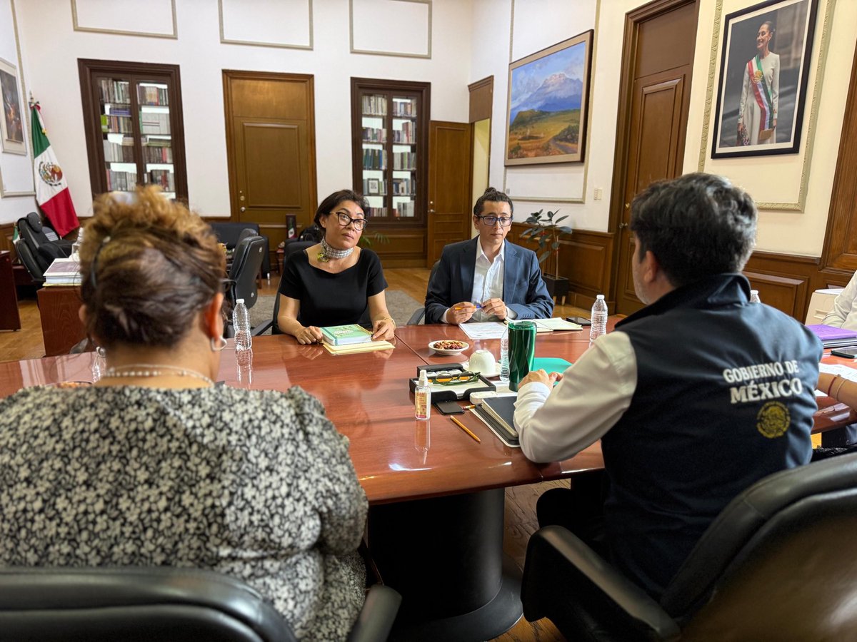 arturomedinap's tweet photo. Siguiendo las instrucciones de la Presidenta @Claudiashein y de la @rosaicela_  titular de la @SEGOB_mx , acompañados por Martha Lidia titular de la @Busqueda_MX  y Yuriria Rodríguez @Yuriddhh  de la @CEAVmex nos reunimos con Adriana Bahena representante del colectivo Los Otros Desaparecidos de Guerrero.

Durante este encuentro escuchamos las voces, necesidades y propuestas de las familias, y refrendamos nuestro compromiso de trabajar de manera cercana y coordinada con ellas.