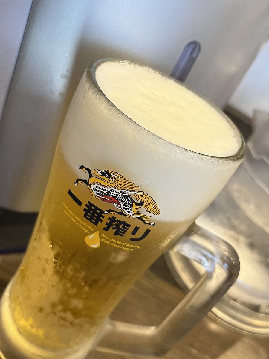 iitabisitaina's tweet photo. 昼ごはんは本に登場しそうな場所で焼豚玉子飯と生ビール🍺
タレの絡んだごはんとビールがよく合う！
〆は気になっていた鯛の押し寿司。

平日の昼間からビールとかいかにもダメな大人って感じだ。
#ざつ旅 https://t.co/e1fPuVNBGt
