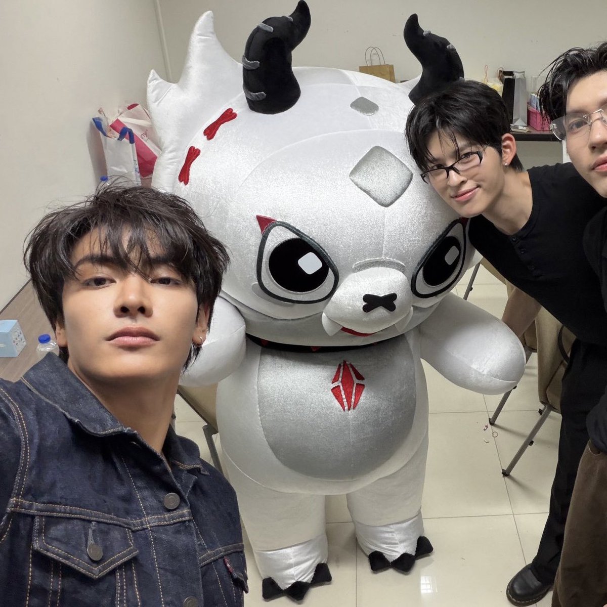 bunnybiboo's tweet photo. จุง แฟลรี่ ปอนด์                            แซนต้า จุง ปอนด์ https://t.co/A2TK1ZaNeJ