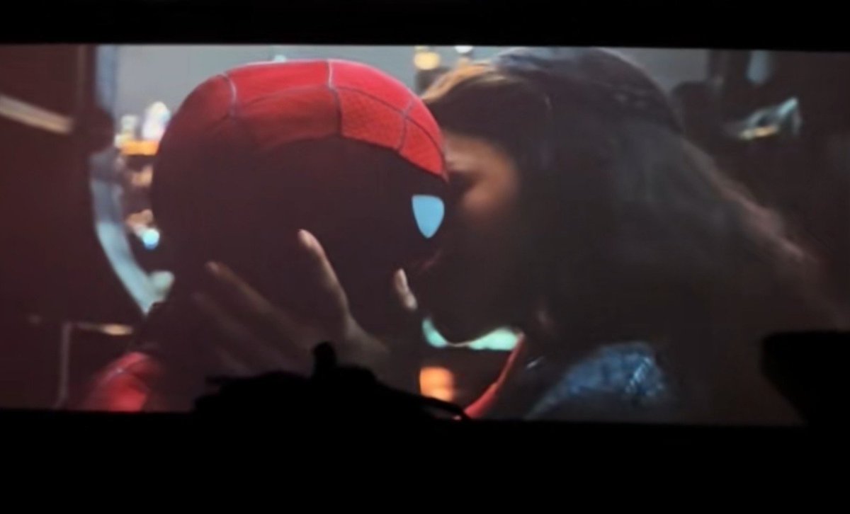 frabigol's tweet photo. Se dieron cuenta que este beso en realidad se lo da la Colorada? Están destinados a estar juntos. Por algo le salvó la vida.

De este barco no me baja nadie, quiero que Jean sea la señora Spiderman. https://t.co/hZQtRBD1PU