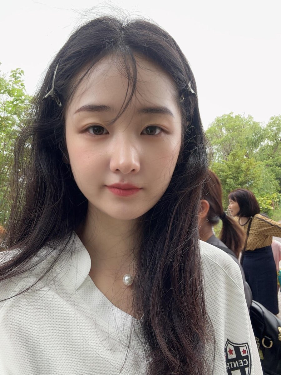 CreamHush's tweet photo. Summer zoo buzzing with life, elephants moving in the back, bushes green and full. White shirt softening the whole scene. Slow steps, quick snaps, simple and healing bits of a day out, ordinary but somehow the ones you never want to delete 🐘🌿🤍 https://t.co/zsBbWJDe6r