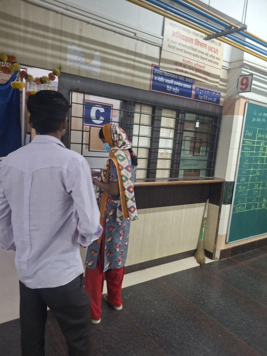 SandeepBajrang3's tweet photo. Kandivali satbdi me 2 ghante se ruka ke kar rakhe h logo. Ho koi dr ni h yaha https://t.co/yxVJE5Ypzo