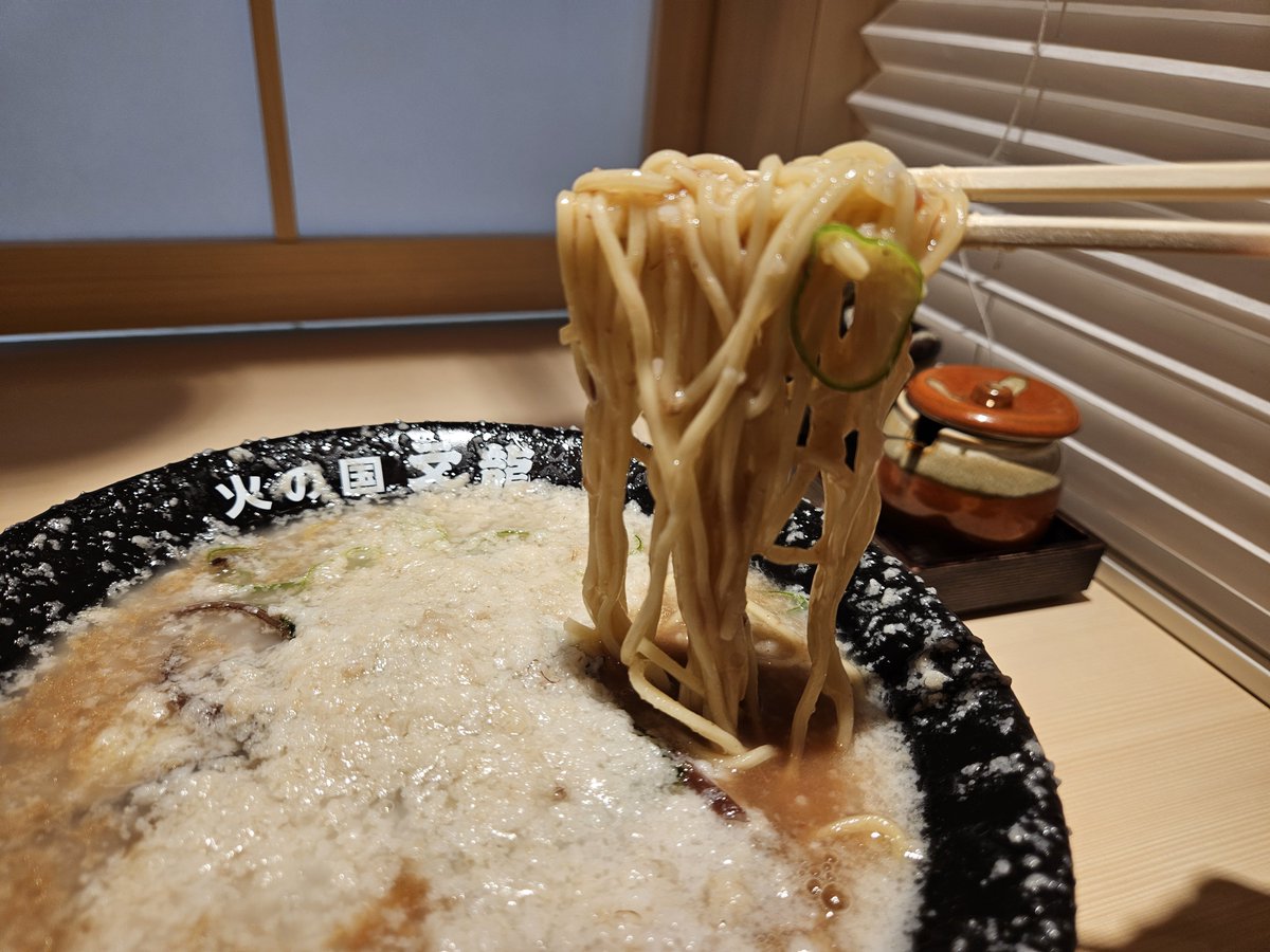 dango_o's tweet photo. #火の国文龍 天神赤坂店@中央区赤坂

熊本のこってり豚骨で大人気の #文龍 さんが福岡進出！
本日グランドオープン！🤩

いただくのは十数年ぶりだわ

#こってり背脂入りラーメン
やっぱり文龍さんといえは背脂チャッチャッ系よね😁

濃ゆかー！重たかー！🤣
1杯でお昼が終わった・・

#麺活日誌 https://t.co/lbHmudKaYB