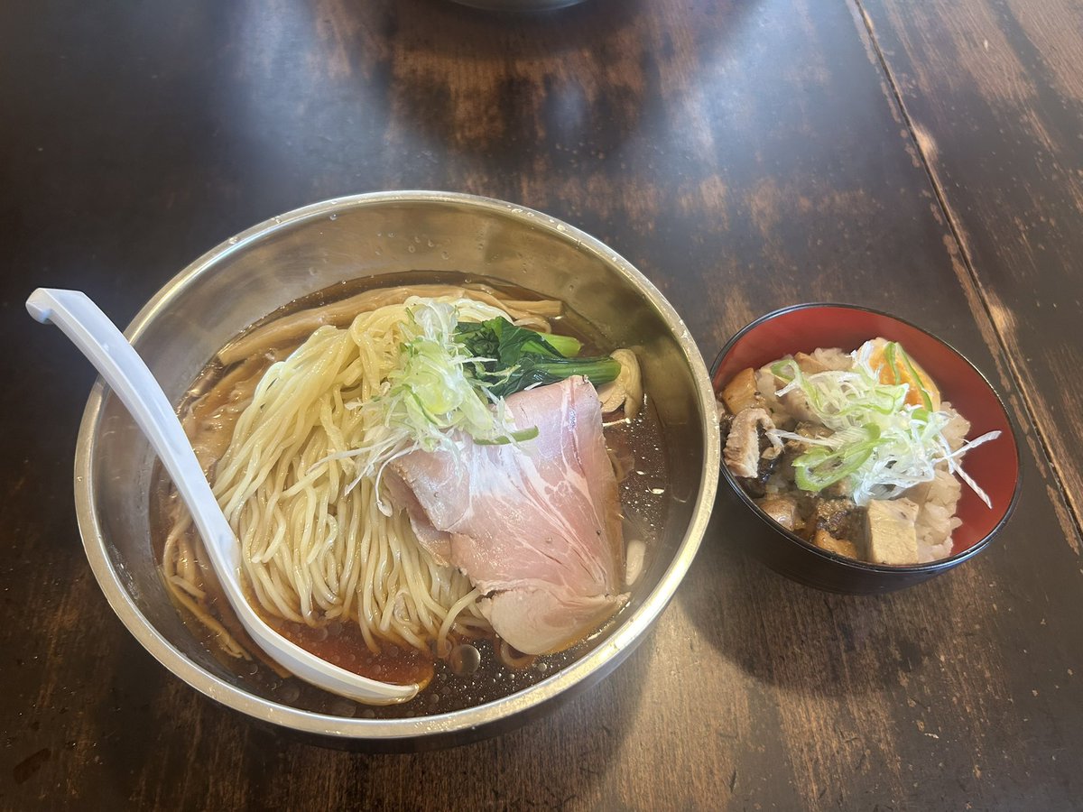 TOQNAGA's tweet photo. 今日は午後から子供の保育面談の為
奥さんと麺の風祥気でランチ
冷しド煮干そば大盛＋ランチ肉めし
今年３��目になるがやっぱりウメェ〜
今日みたいな暑い日にたまりません
ごちそうさまでした https://t.co/H5qo3BS9b9