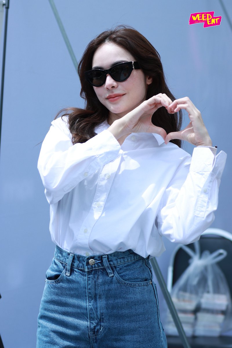 WEED_ENT's tweet photo. มีพี่คนสวยแอบมาส่งกำลังใจให้สาวๆทด้วยคะ 🥰

UNDER HER RULES BLESSING 
#บวงสรวงใต้เงาจันทรา
#ชาล็อตออสติน #CharlotteAustin https://t.co/YthhzBBhQU
