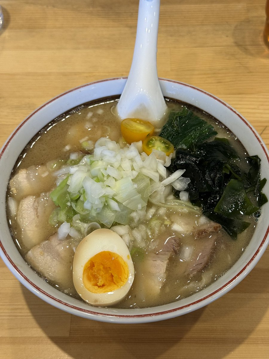 osamus_com's tweet photo. ランチ🍜

小諸市
『浅間食堂』さん
味噌チャーシュー　麺少

お野菜たっぷり〜🥳🥳

ダイエットしてるけど、足繁く通ってしまう美味しさ🍜

店主さんと常連さんの直向きなラーメン愛トークを聴きながら☺️
一心不乱にガッついて、満足満足🫡

ご馳走様でした😋

#小諸市
#ランチ
#ラーメン
#浅間食堂 https://t.co/pGO5SInpIl