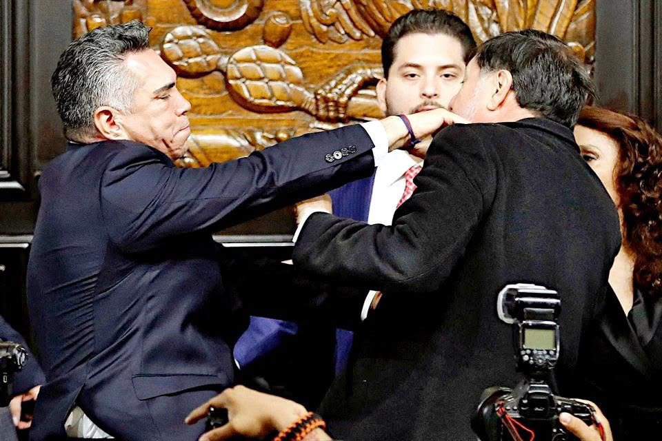 GuillermoSRguez's tweet photo. @alitomorenoc @A_MontielR .@alitomorenoc, ojalá entiendas que el fuero no es un permiso para delinquir o para evadir la ley. 
Ahora que tanto invocas la inmunidad parlamentaria así te hubieras acordado cuando golpeaste al presidente del Senado. Nadie ni nada por encima de la ley. https://t.co/p6Ywif5QVO