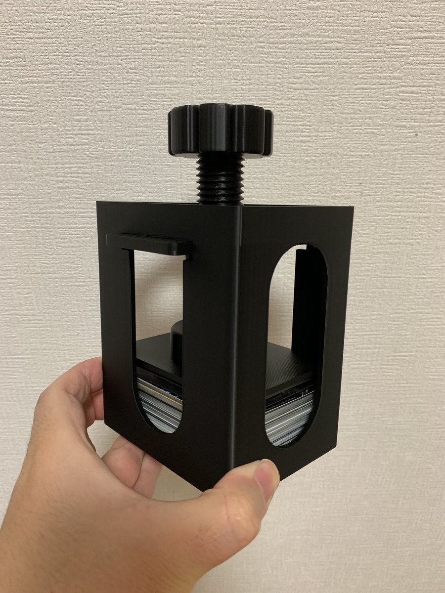 yanbu1124's tweet photo. デッキ圧縮機、
思いのほか反響が大きかったため出品してみました！

反りに困っているフォイラーの方や新品スリーブのデッキ崩れ、二重スリーブの膨らみが気になる方にオススメです。

何卒🙇🙏🙇‍♂️

https://t.co/hQzBNTxX3q https://t.co/OWrwnm2CZR