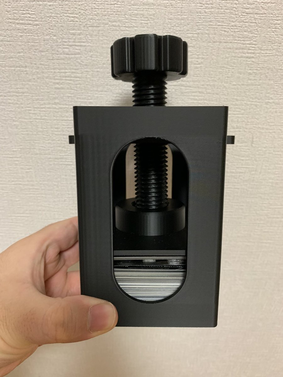 yanbu1124's tweet photo. デッキ圧縮機、
思いのほか反響が大きかったため出品してみました！

反りに困っているフォイラーの方や新品スリーブのデッキ崩れ、二重スリーブの膨らみが気になる方にオススメです。

何卒🙇🙏🙇‍♂️

https://t.co/hQzBNTxX3q https://t.co/OWrwnm2CZR