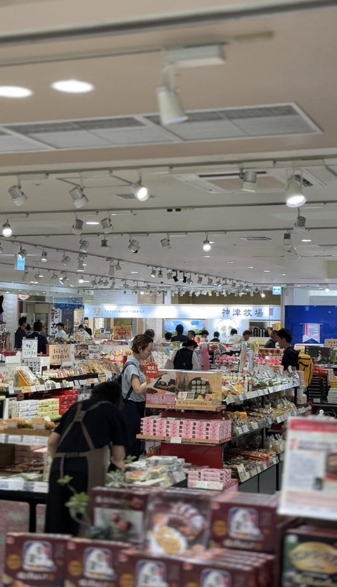 chef_serendip's tweet photo. 【新店情報】JR高崎駅中　ハラダの隣に
神津牧場の牛乳やバター使ったスイーツ店がOPEN‼︎
さっそくソフトクリーム食べてきました😌バターにつけるタイプのソフトクリーム初めてみた！
#神津牧場
#オープン https://t.co/GwOOGGRE4m