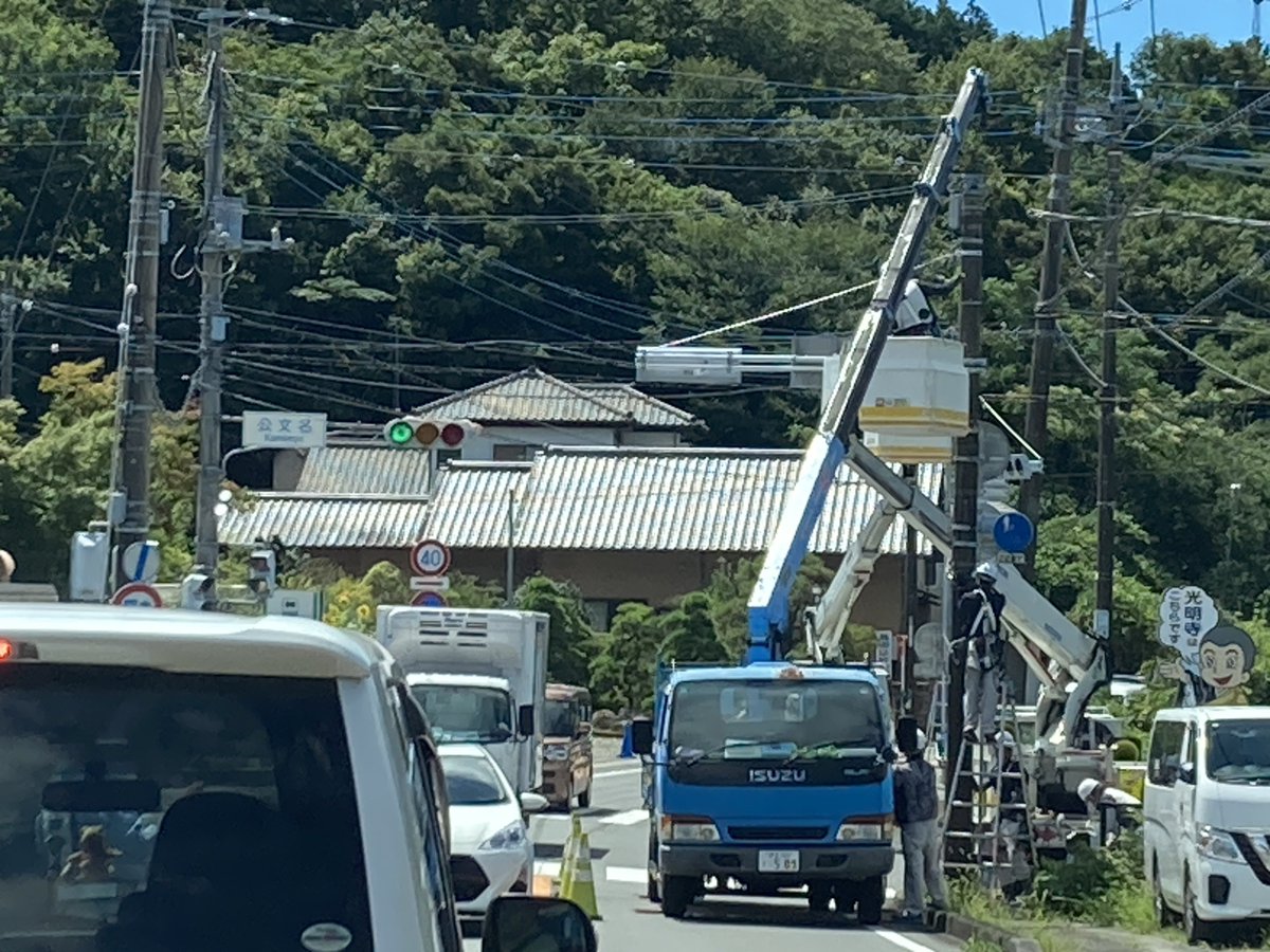 STANLEY6_1205's tweet photo. 本日京三低コストへ更新工事中。裾野市内から濃色は消滅ですね...
御殿場市内別交差点でも更新工事をやっていました😅 https://t.co/EwUCfIf0QW