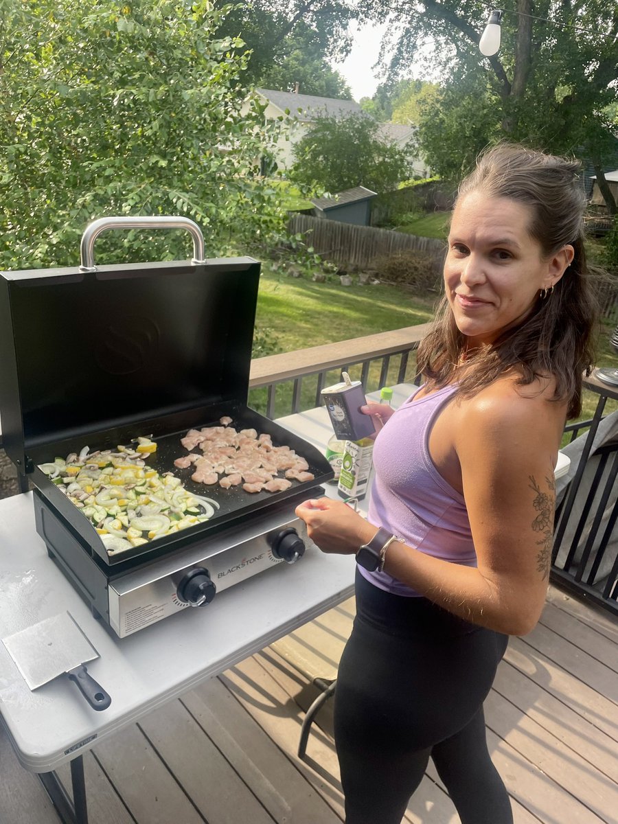 Mn_mommabear's tweet photo. Hey good looking, what ya got cooking!?  👩🏻‍🍳 #blackstone #hibachi #kissthecook https://t.co/n3ExO9HIs2