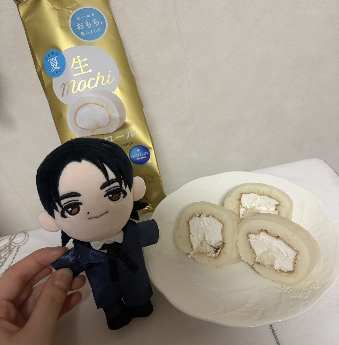 db1504s2's tweet photo. おもちで包んでいるからか、食感が面白くて、サイズ、甘さもちょうど良くて食べやすく、とっても美味しかったです！
おもちとロールケーキって最高の相性なのですね！驚きでした！
リピート確定なのですぐまた頂きます笑
改めておさなな起用ありがとうございます😭🫶
  #おさななグッズでティータイム https://t.co/qouaz54fsv