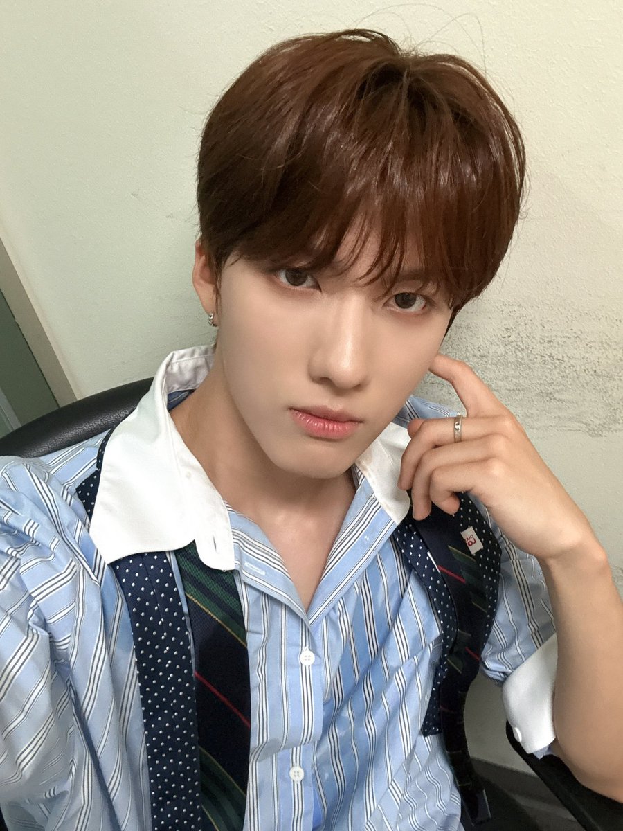 miyookm's tweet photo. not the exact same pose but oh well 😄
#TRENDZ #트렌드지 #HANKOOK #조한국 #FRIENDZSelcaDay #FZSD #FRIENDZ @TRENDZ_OFFCL https://t.co/qemsfpCCHa