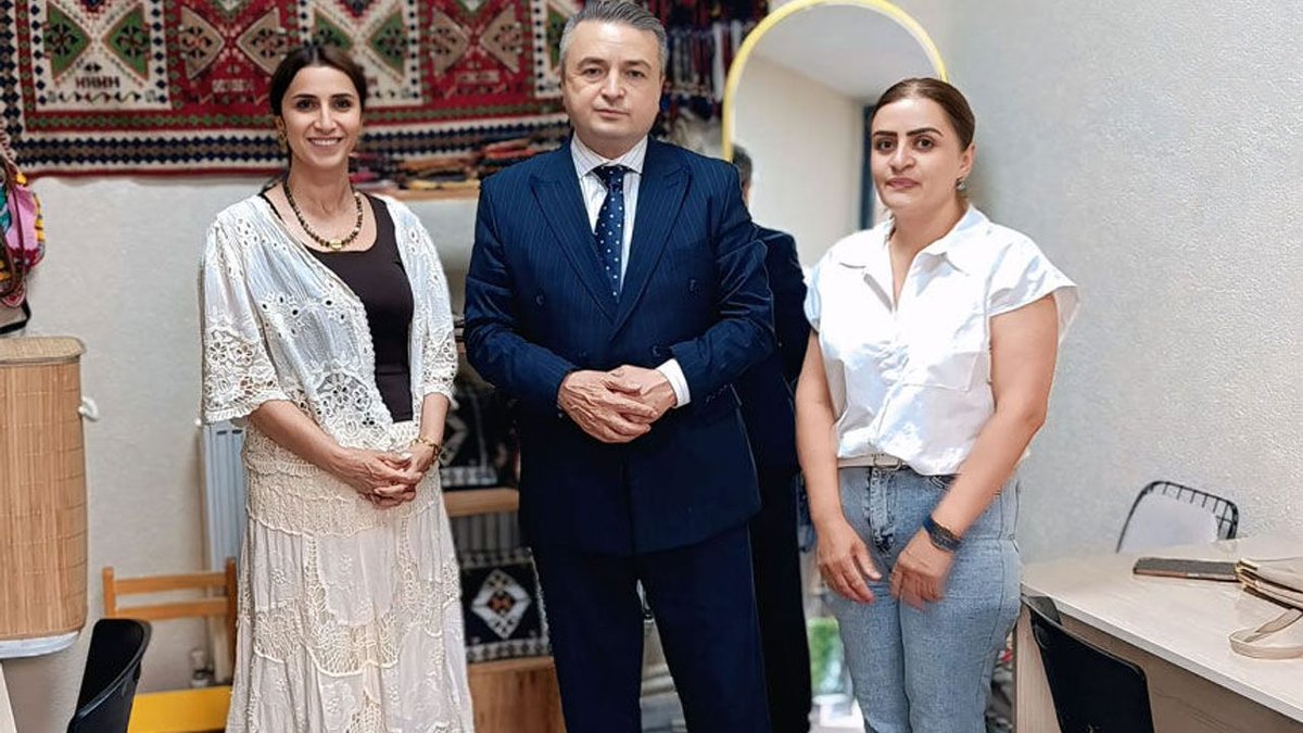 il_sesi's tweet photo. HATSO Başkanı Taş kadın girişimcileri ziyaret etti https://t.co/vsFxy0DuRA #kadıngirişimci #HATSO #Hakkari #kadınkooperatifi #girişimcilik https://t.co/2PQLqerKGN