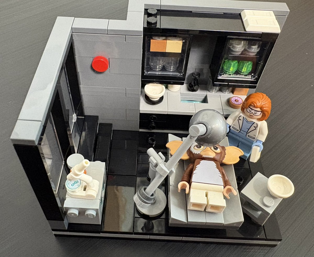 foxing_on_paper's tweet photo. LEGOが届いた。
今日はいい日だ。
「スカリーのラボ」
グレイのフィグ持ってた気がするんだけど、見つからないのでモグワイをw
こんな物が出るなら、『Xファイル』のノベライズ集めておけばよかったなぁ
#LEGO
#Xfile https://t.co/ZfbfQHSZjM