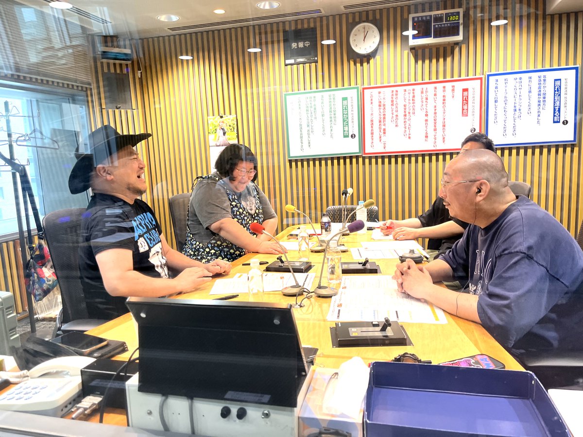 The_RadioShow's tweet photo. #ザコシラジオショー

スタート‼️

ザコシ「雲行きあやしいやろ！」

街裏「それはノンドリーミンドリーミンや！」

ザコシ「なんやそれは！」

今日のザコシさんは
いいともで言うところのタモリさん🎙️

https://t.co/NwbtYZdBJu https://t.co/8ejOeOlPFw