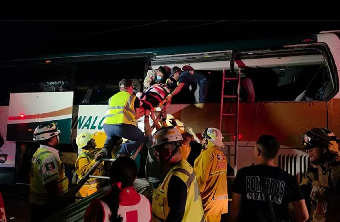 r_noticias1's tweet photo. Fatal accidente de autobús rumbo a Tijuana moviliza a cuerpos de emergencia en Empalme

https://t.co/f1cGZI9RaJ

#accidente #autobus #empalme https://t.co/1ajJaUqVOA