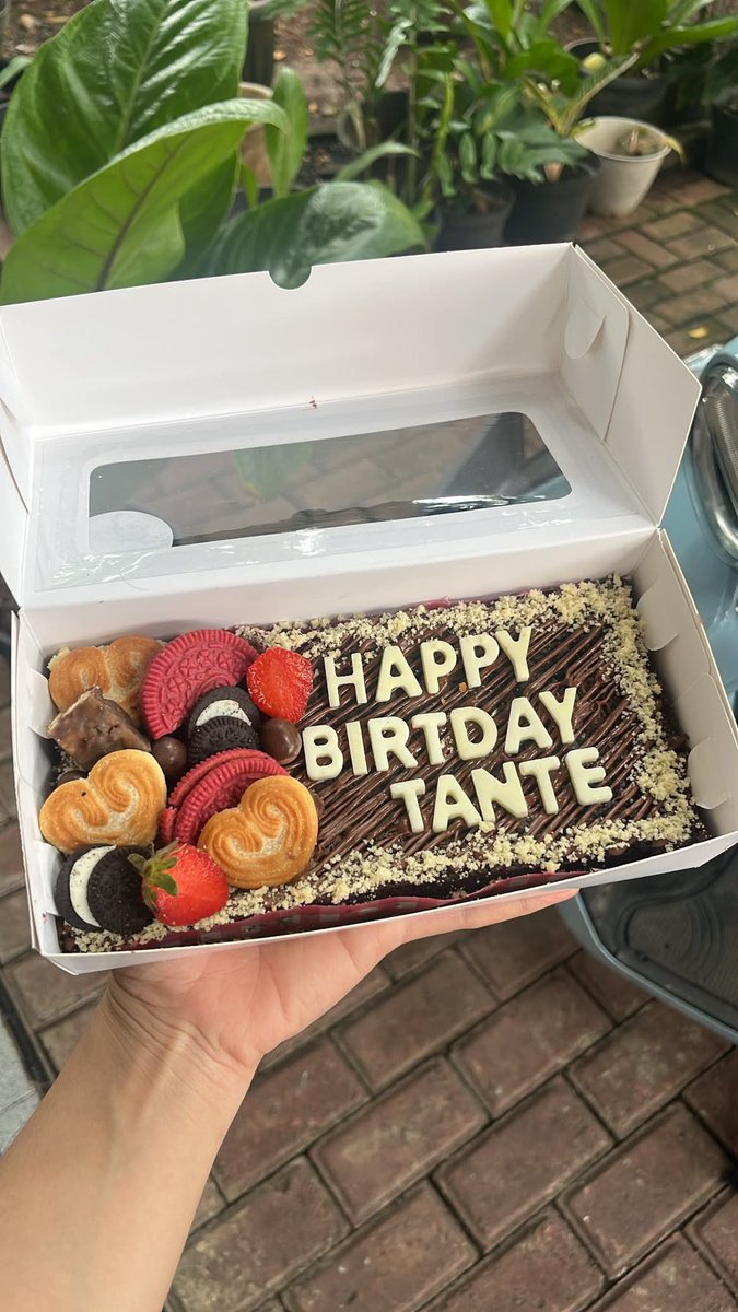 cravorylicious_'s tweet photo. hai semua. kenalin, aku cravory, umkm dari cakung yang jualan fudgy brownies, custom brownies birthday, cheesecake. banyak pembeli ku yang udh repeat order dan bilang brownies ku enak hihi alhamdulillah🥹❤️ https://t.co/QrY9tPNMji