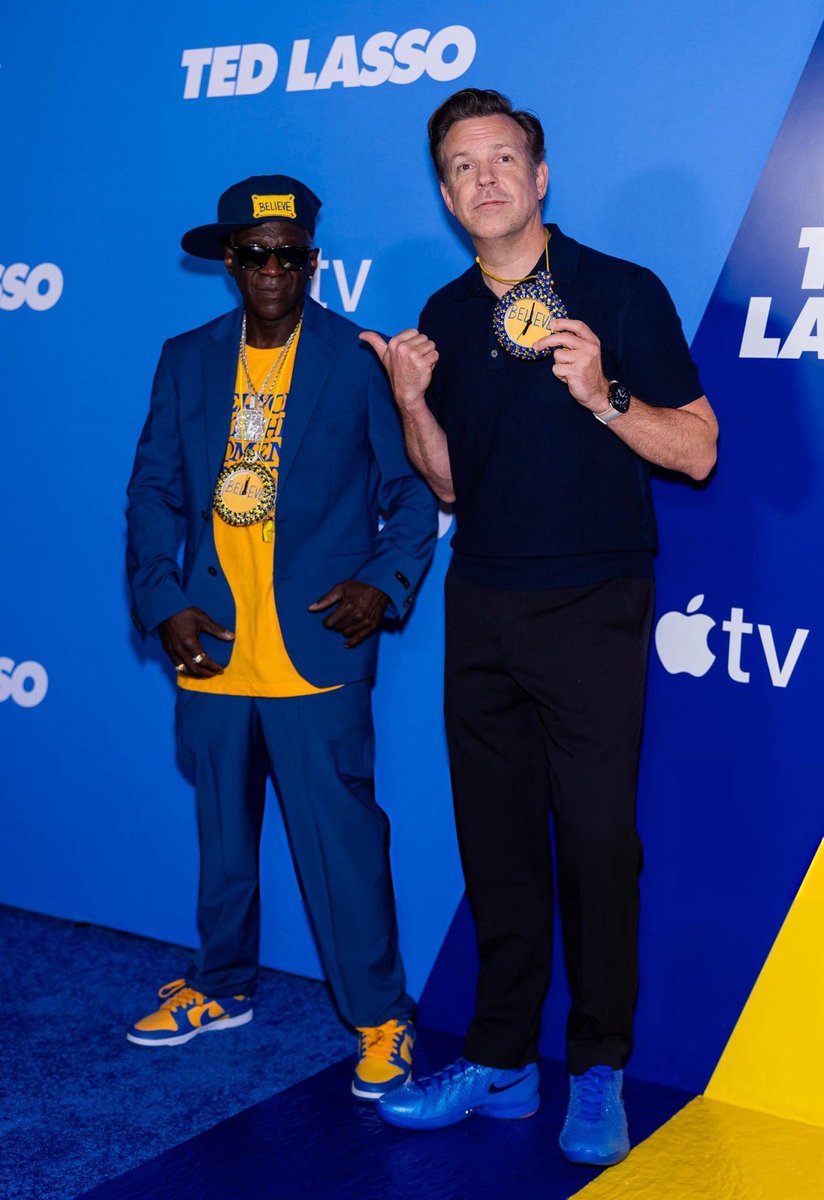 clarkmode_'s tweet photo. Jason Sudeikis wearing the Nike Caitlin 1s at the Ted Lasso premiere in Brooklyn.