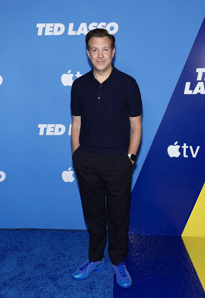 clarkmode_'s tweet photo. Jason Sudeikis wearing the Nike Caitlin 1s at the Ted Lasso premiere in Brooklyn.