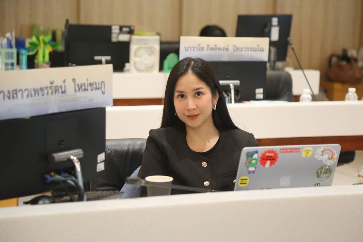 Chonlanat's tweet photo. ช่วงนี้จันทร์ถึงศุกร์ ปาล์มอยู่ประชุมที่ห้องกมธ.งบเหมือนเดิม มีแวะไปฟังที่ห้องอนุฯบ้าง ระหว่างสัปดาห์ก็มีแว้บไปประชุม กมธ.พัฒนาการเมืองฯ แต่เวลาส่วนใหญ่ อยู่ประชุมที่ห้องกมธ.งบ เป็นหลักค่ะ

เมื่อวาน(5 สค.69) หน่วยงานที่เข้ามาชี้แจงคือ กระทรวงศึกษาธิการและหน่วยงานในกำกับ ปาล์มตั้งคำถามกับสำนักงานเลขาธิการสภาการศึกษา(สกศ.) และ สถาบันส่งเสริมการสอนวิทยาศาสตร์และเทคโนโลยี(สสวท.) จะมาทยอยลงคลิปให้ทุกคนดูนะคะ ช่วงนี้งานยุ่งมาก ดองคลิปเพียบเลย

อย่างสัปดาห์นี้ ปาล์มทำงานติดกัน7วันยาวไปๆ จันทร์ถึงพฤหัสอยู่ประชุมกมธ.งบ ส่วนศุกร์เสาร์นี้ (7-8 สค.) ไปลงพื้นที่กับกมธ.พัฒนาการเมืองฯ ที่ภูเก็ต แล้วเช้าวันอาทิตย์ (9กค.) ก็บินกลับมาร่วมวงคุย Women in Politics ที่ชลบุรี

ตารางมันก็จะแน่นๆนิดนึง เหนื่อยแต่สนุกค่ะ ได้เรียนรู้เยอะมากๆ ในระยะเวลาอันสั้น มีเพลียบ้าง เหนื่อยบ้าง แต่ไม่ท้อค่ะ อยากส่งพลังให้ทุกคน ที่กำลังลุยงานหนักอยู่ตอนนี้นะคะ สู้ไปด้วยกันน้า เป็นกำลังใจให้พวกเรา พรรคประชาชนด้วยนะคะ🧡