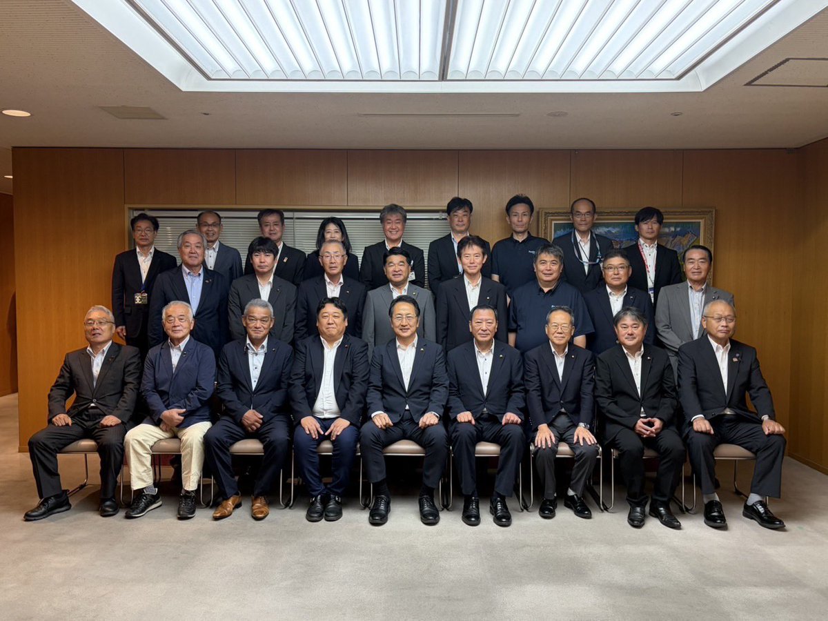 Kunhiroppu's tweet photo. #びんご圏域議員広域連携勉強会
本市に、三原市、尾道市、府中市、竹原市、世羅町、神石高原町、井原市、笠岡市の議会議長、副議長が一同に介して、圏域の課題解決と一体的な発展に向けた具体的な取組を話し合いました。

#福山市議会議員
#副議長
#宮本ひろき
#公明党 https://t.co/JY2Ska09ON