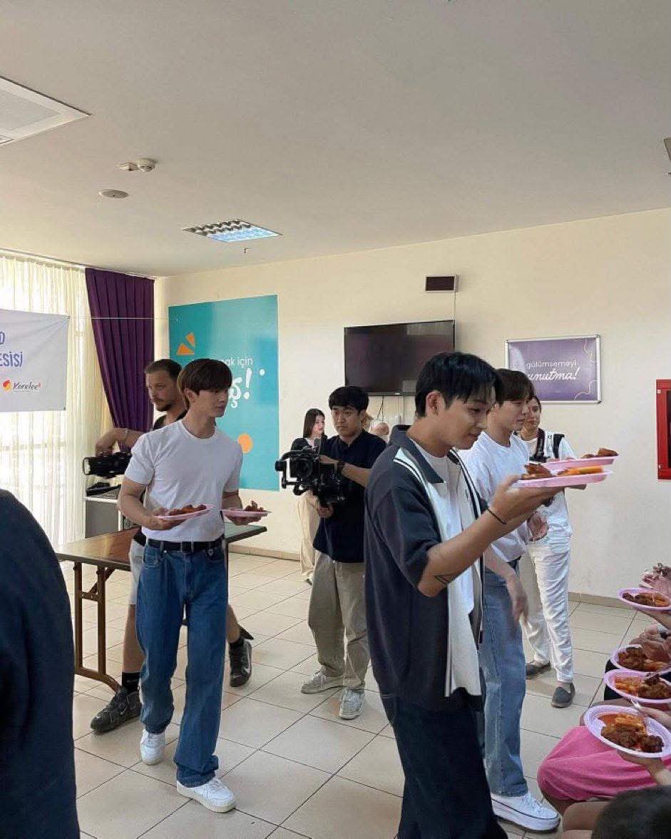 BTOBPH_'s tweet photo. Nakapag-lunch na ba ang mga alipin ng salapi? 👀 https://t.co/k3aavi54uf