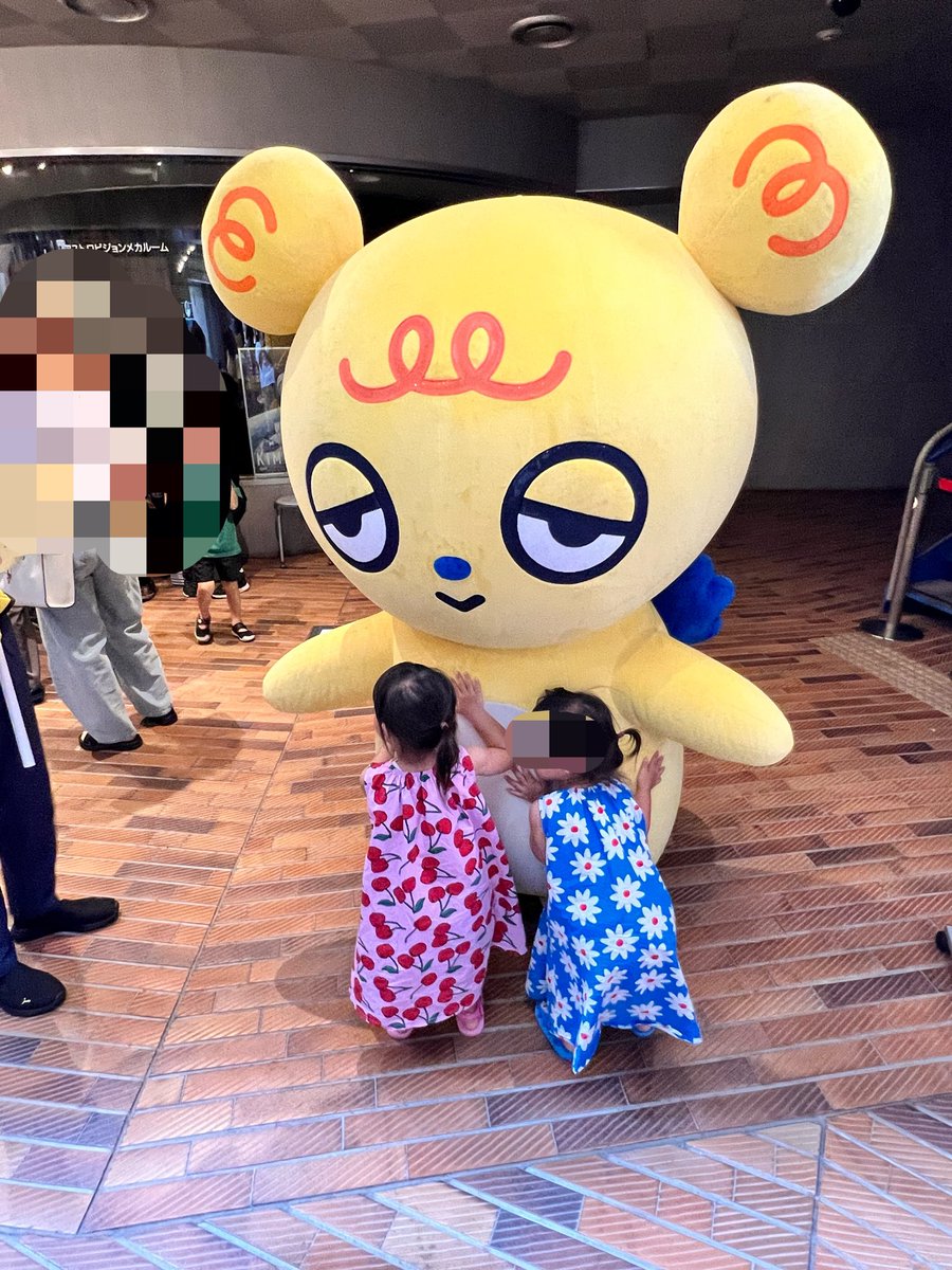 kappabito's tweet photo. 2日目のグリーティングが無くなったので水遊びできそうな公園へ⛲️
泡にまみれて大はしゃぎ。大人の足首くらいの水位で泳いでたwww🤣
3歳双子、最近はベビーカー拒否＆抱っこマンやったのがこのカート買ったら｢乗りたい！｣って進んで乗ってくれた〜🥳
うちらの腰は救われた✨️☺️ https://t.co/9SrU4U3Sl6