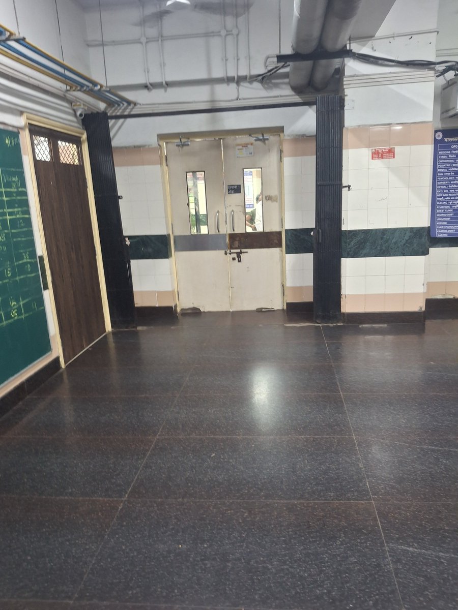 SandeepBajrang3's tweet photo. Kandivali satbdi me 2 ghante se ruka ke kar rakhe h logo. Ho koi dr ni h yaha https://t.co/yxVJE5Ypzo