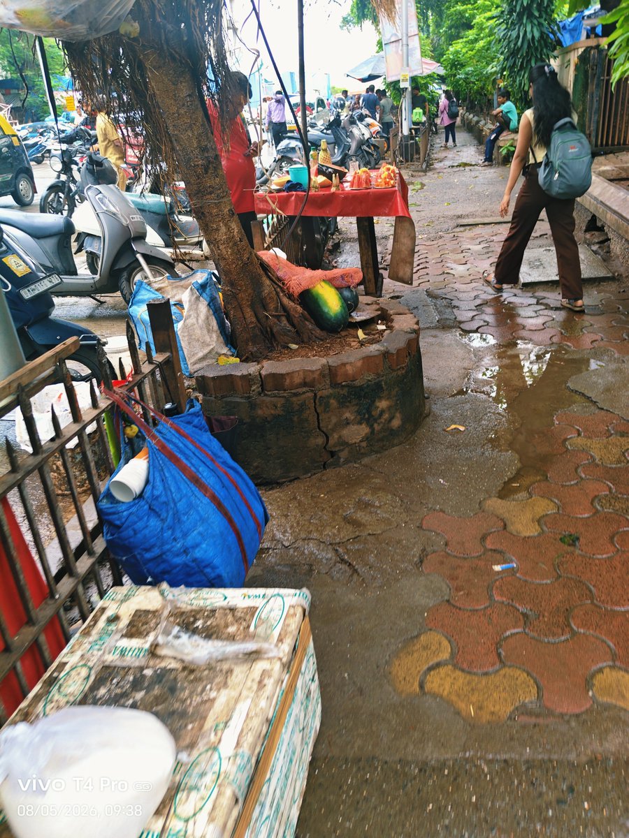 Bird311Angry's tweet photo. 🚨 Day 6 of Complaint 🚨

The samosa seller near Tulsiani Chambers and the fruit seller near Raheja Chambers continue to sell unhygienic, uncovered food, posing a serious public health risk. Despite repeated complaints no action has been taken

@mybmc @FDA_Maharashtra @fssaiindia https://t.co/KvLkXEhlOK