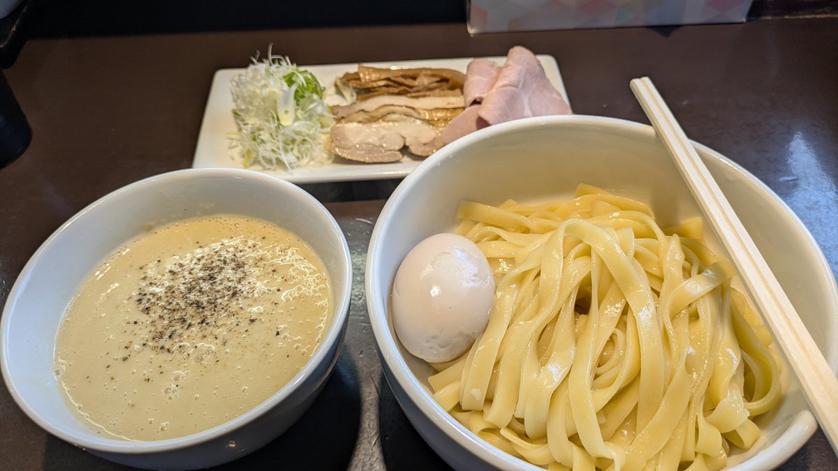 leo_factory's tweet photo. 今日は🚗の車検でDへ預けついでに麺屋三一五で🍜😁
午後はポチッとしたおもちゃが届くので家で草取りしながら待機😅 https://t.co/om931NXMyK