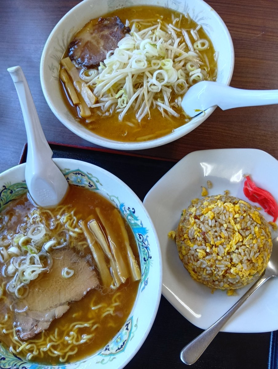naoki19631202's tweet photo. 連日🔥真夏日☀の旭川⚠️休日のランチは🔥🔥🔥暑い日にラーメン🍜💧久々にてんてん。信号待ちからのグッドタイミングで駐車場🅿️が空いたので迷わずIN🚙アタシは定番のチャーハンセットしょうゆ🍜奥さまはみそ🍜を。店内エアコン2台+扇風機4台フル稼働です…が奥さまは汗💧がサウナ並みに笑笑笑 https://t.co/ytWcmChDTk