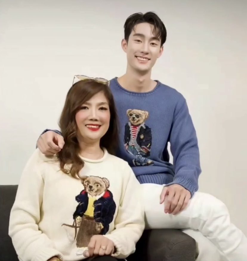 yay_aui's tweet photo. ฟอสมี้ป้อม บุ๊คแม่สาเก แล้วยิ้มสวยทั้ง 2 บ้านเลย
#fforce_ #kasibook https://t.co/xDwXuE0bJk