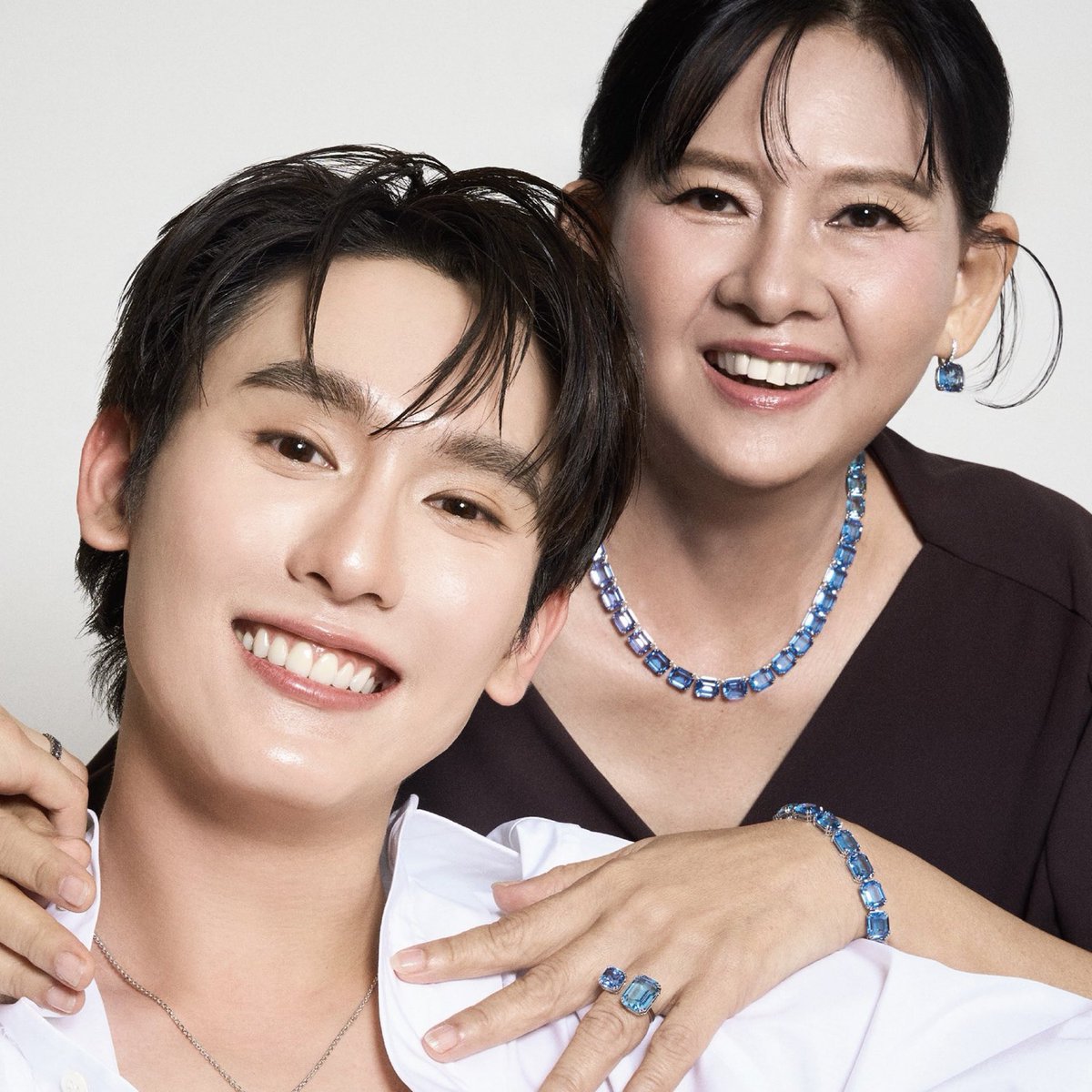 yay_aui's tweet photo. ฟอสมี้ป้อม บุ๊คแม่สาเก แล้วยิ้มสวยทั้ง 2 บ้านเลย
#fforce_ #kasibook https://t.co/xDwXuE0bJk