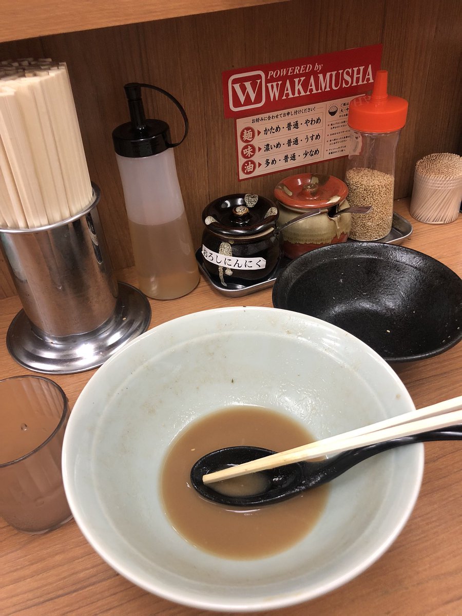 miyaaaaach's tweet photo. 横浜らーめん若武者　分倍河原
8/5水12:18満席12:23着丼
チャーシューメン並1250FFF
半熟味玉150
5代目店主さん初！旨味爆発おもしろバランス系から豚の濃度高めな硬派パワー系寄りへ変わった印象！武道家チックな豚クサ感で味はそんなに濃くない！煮豚が大判厚みありしっとりでうまい！回転率良さげ！ https://t.co/epQ451sZic