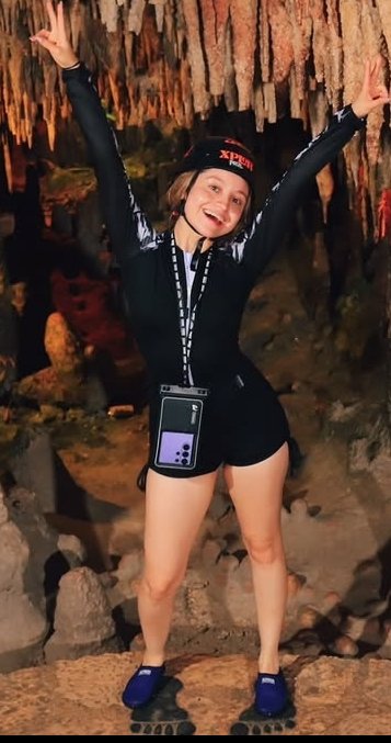 Darkmonion13's tweet photo. No le ha ido bien a su última temporada de su serie, pero ni nos importa, solo ver las piernotas de Karol Sevilla... https://t.co/IzejK3GNTW