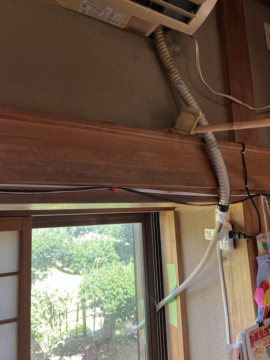 chapping445522's tweet photo. 実家の26年前のエアコン
ドレンホースが劣化して切れた
このままじゃ壁の中が水浸しになるので
壁の中からホースを引き出して窓の外へ
9月に新品交換するのでそれまでの辛抱です
Cocoちゃん、涼しくて快適だね^ ^
#エアコン交換
#ポメラニアンのいる暮らし  #ポメラニアンオレンジセーブル https://t.co/QdoZZ1wYE6