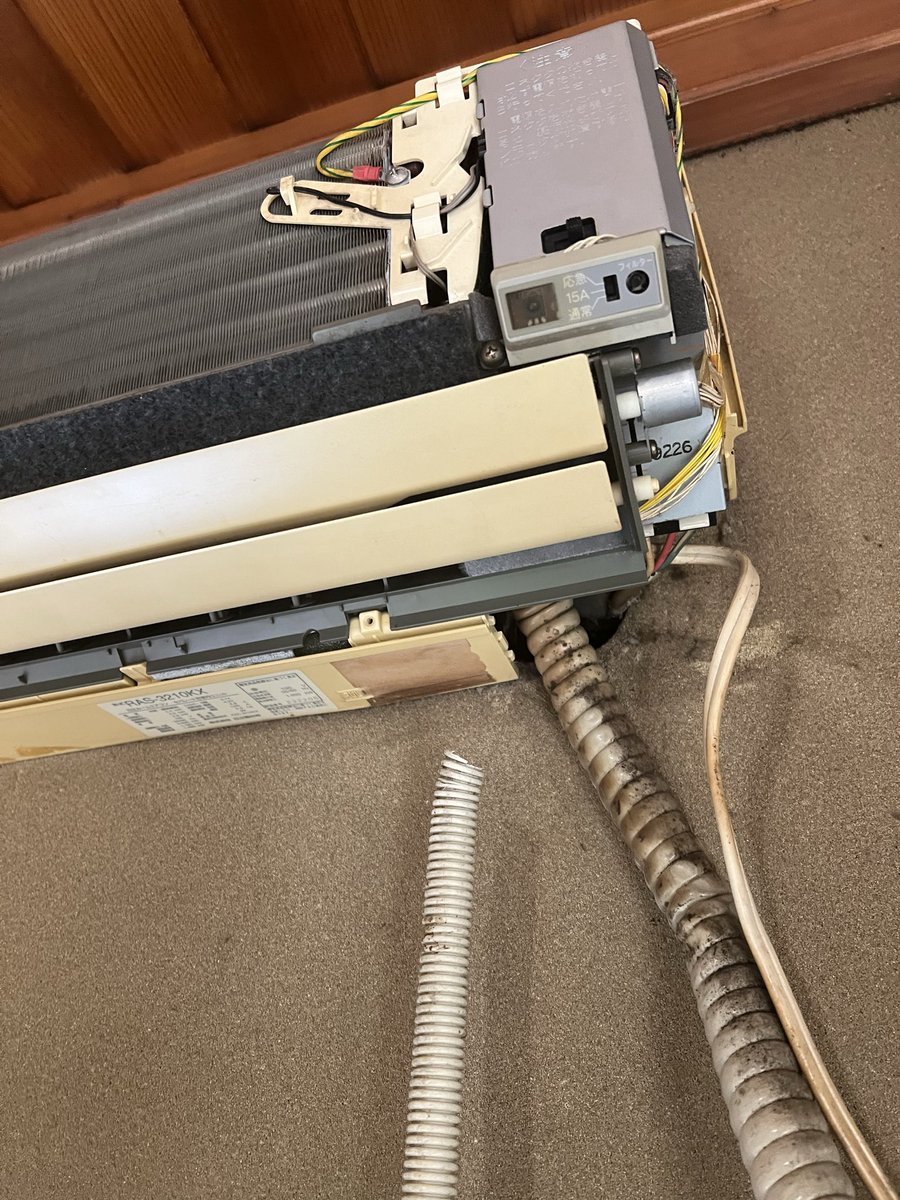 chapping445522's tweet photo. 実家の26年前のエアコン
ドレンホースが劣化して切れた
このままじゃ壁の中が水浸しになるので
壁の中からホースを引き出して窓の外へ
9月に新品交換するのでそれまでの辛抱です
Cocoちゃん、涼しくて快適だね^ ^
#エアコン交換
#ポメラニアンのいる暮らし  #ポメラニアンオレンジセーブル https://t.co/QdoZZ1wYE6