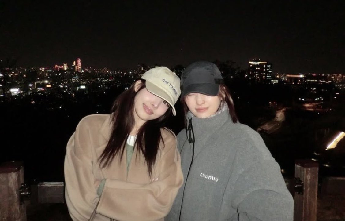 babyblueyeowo's tweet photo. This pic is so buzzy man... going to namsan and taking this pic.... GIRL WHATEVERRRRR https://t.co/pMe1OzsGVD