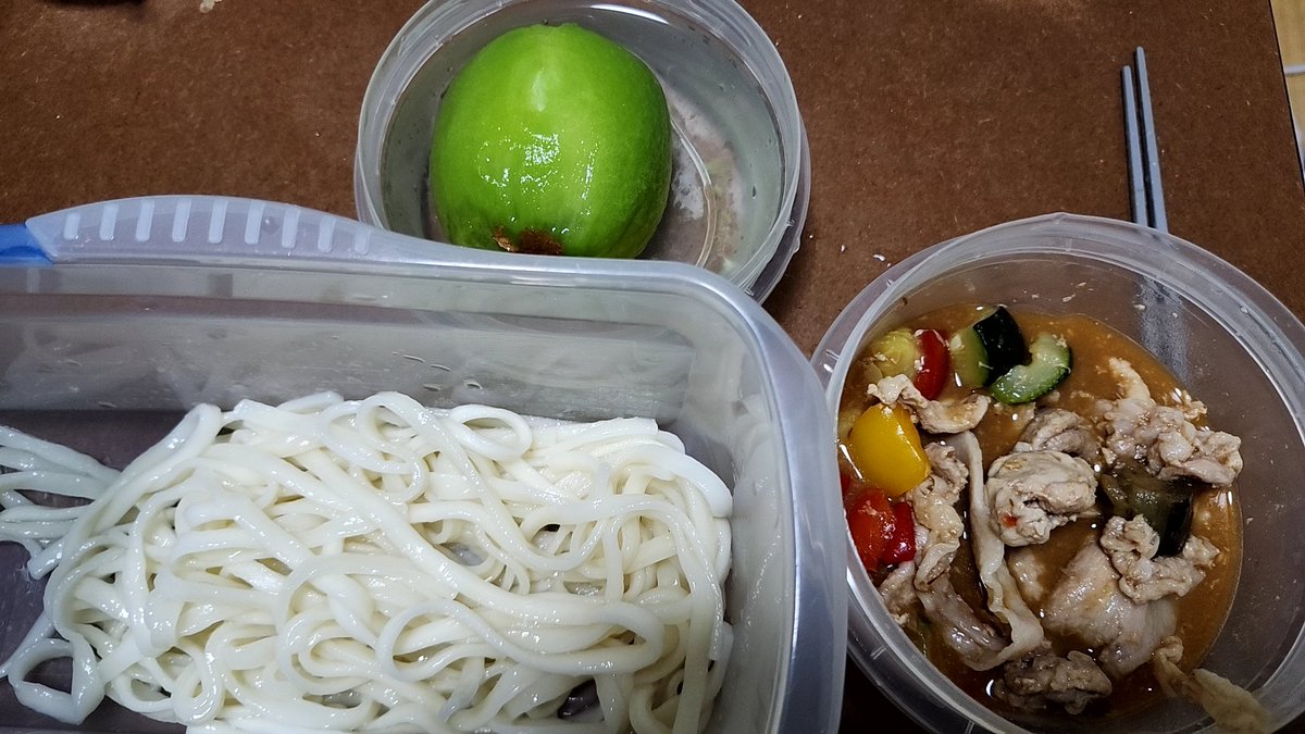 feryl2525's tweet photo. この時期は冷たいほうとう(おざら)が食べたくなるのよねー

ほう…と…うどん？
まぁコシはあるし、あまみ(小)もあるし…

グリルと肉チンして入れたけどうまうま

醤油ベース(めんつゆ)でよかったけど味噌もいいよね
むしろ冷たいまま食える味噌希少

山梨で食べたおざら(醤油)何入ってたっけなー https://t.co/o79eDSDlec